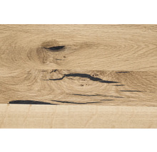 Nahaufnahme einer Eichenholzplatte mit Astlöchern und Maserung