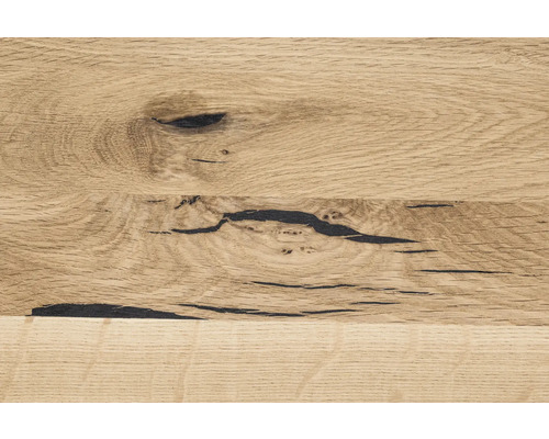 Nahaufnahme einer Eichenholzplatte mit Astlöchern und Maserung