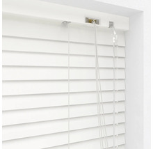 Weiße Jalousie zur Fensterdekoration und zum Sonnenschutz