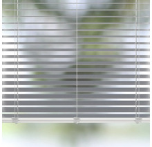 Geschlossene Jalousie am Fenster.