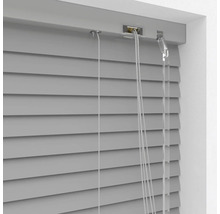 Graue Jalousie am Fenster mit Bedienungsseil