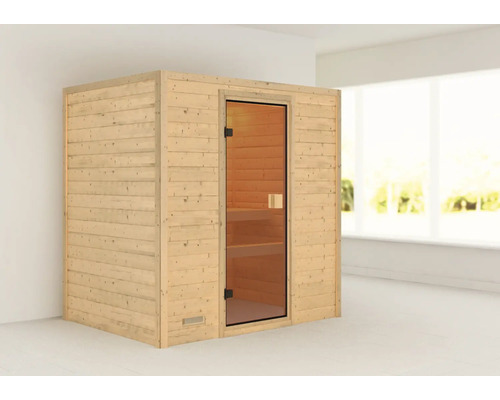 Holzsauna mit Glastür in einem hellen Raum