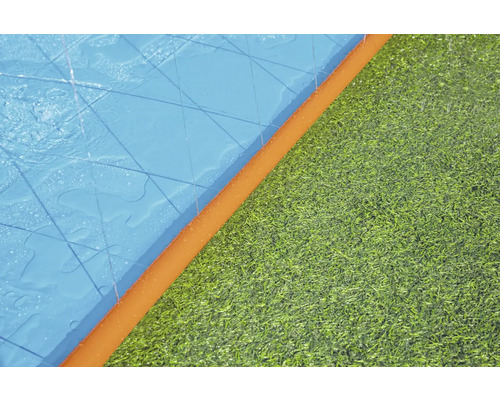 Wasserspielmatte auf Rasen mit Rand