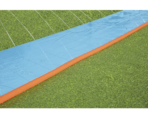 Wasserrutsche auf einer Rasenfläche