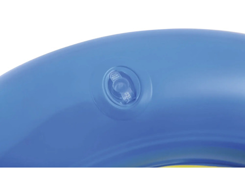 Detailansicht eines blauen aufblasbaren Schwimmrings mit Ventil