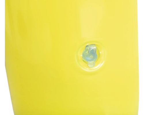 Detailaufnahme einer gelben Eimerwand mit Ausgussvorrichtung.