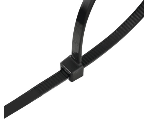 Schwarzer Kabelbinder aus Kunststoff im Detail