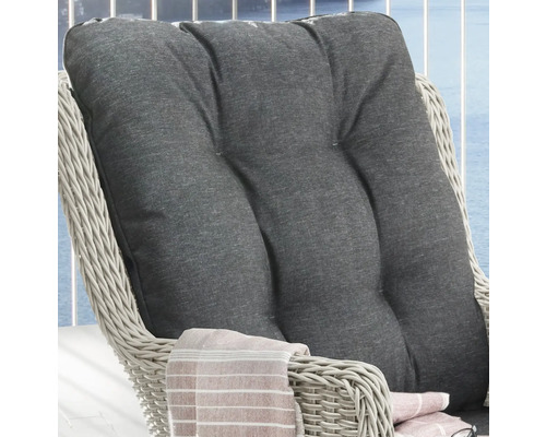 Gartenstuhl mit grauer Kissenauflage und hellbraunem Handtuch