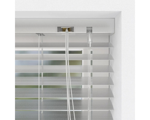 Detailansicht einer weißen Jalousie am Fenster zur Lichtregulierung