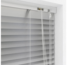 Horizontale Jalousie mit Zugschnüren zur Lichtregulierung am Fenster