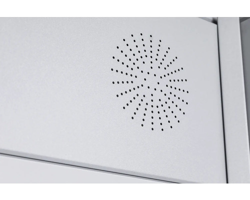 Detailansicht eines Metallschranks mit Belüftungslöchern