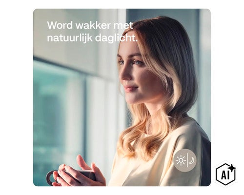 Eine Frau hält eine Tasse in der Hand vor einem Fenster und blickt in die Ferne mit einem Symbol für Tag und Nacht Lichtsteuerung. (Image AI modified or generated)