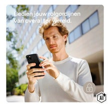 Ein Mann bedient seine smarten Rollläden von unterwegs mit dem Smartphone. (Image AI modified or generated)