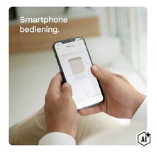 Eine Person steuert Rollläden bequem über eine Smartphone App für Smart Home Anwendungen. (Image AI modified or generated)