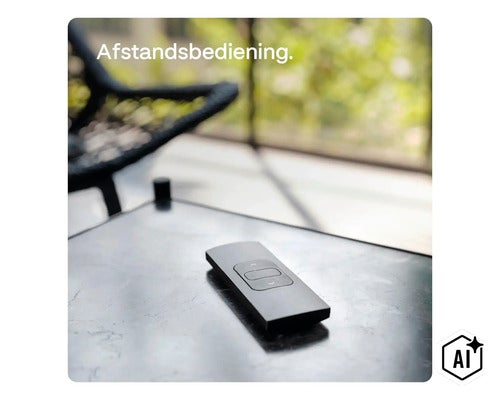 Eine flache Fernbedienung mit Steuertasten liegt auf einem Tisch in einem Wohnbereich. (Image AI modified or generated)