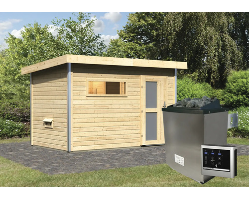 Garten mit Holzsauna und Saunaofen