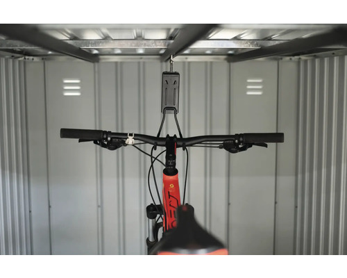 Fahrradaufhängung mit aufgehängtem Fahrrad im Metallschuppen