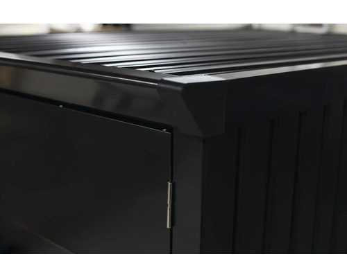 Detailansicht eines Gerätehauses mit Lamellendach und Tür