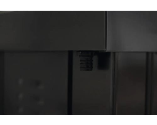 Detailansicht eines schwarzen Möbelfußes zur Höhenverstellung