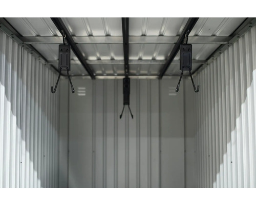 Innenraum eines Gerätehauses mit Fahrradaufhängung an der Decke