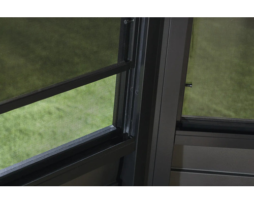 Detailansicht eines Insektenschutzrollos am Fenster
