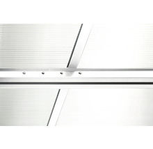 Detailaufnahme einer Gewächshauskonstruktion mit Aluminiumrahmen und Schrauben
