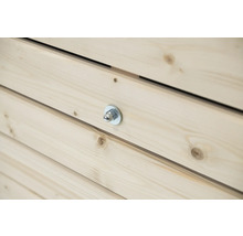 Detailansicht einer Holzfassade mit Befestigungselementen