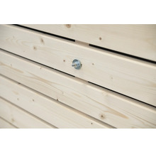 Holzfassade mit Schraube