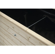 Detailansicht eines Hochbeets aus Holz mit schwarzer Innenfolie