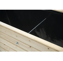 Detailansicht eines Hochbeets mit Holzrahmen und Folie
