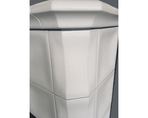 Detailansicht eines weißen Kaminofens mit Keramikverkleidung