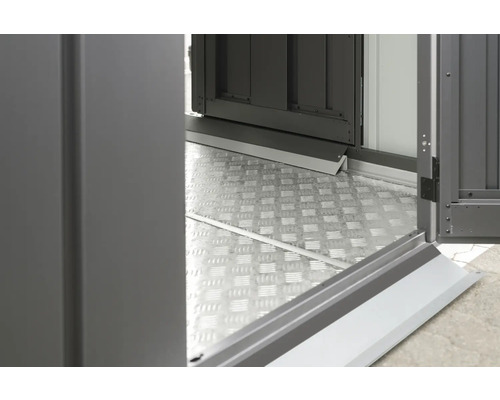 Detailansicht einer Metallbodenplatte mit Türrahmen