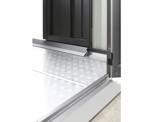 Detailansicht des Eingangs eines Gerätehauses mit Bodenplatte