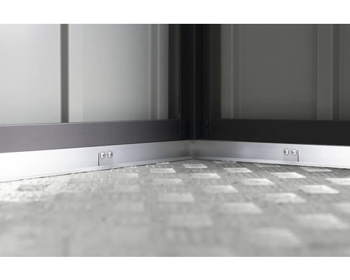 Detailansicht des Bodens und der Wand eines Gartenhauses