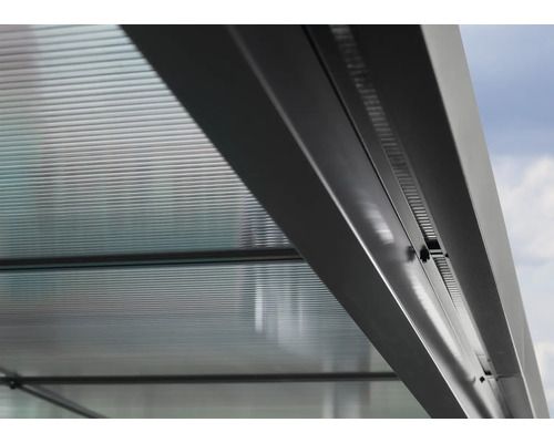 Detailansicht einer Terrassenüberdachung mit Polycarbonatplatten