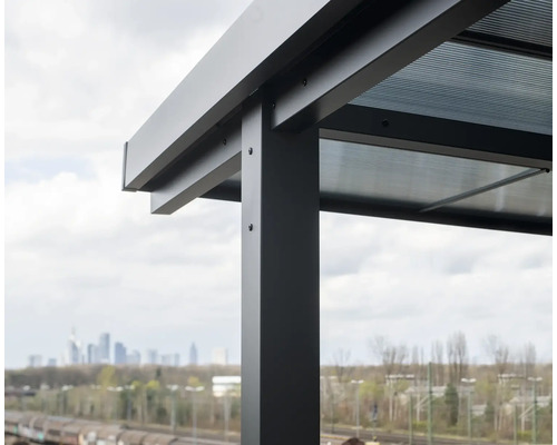 Detailansicht einer modernen Terrassenüberdachung mit Polycarbonatplatten