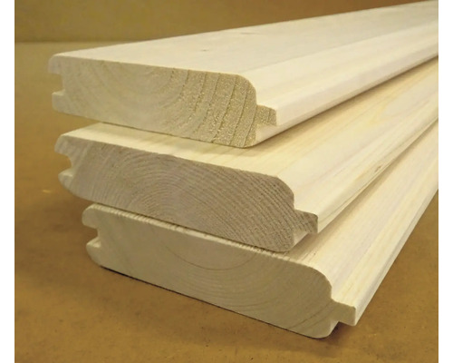 Drei helle, unbehandelte Profilbretter aus Holz im Stapel.