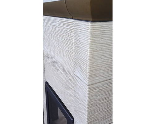 Detailansicht eines Kaminofens mit horizontaler Rillenstruktur