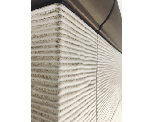 Nahaufnahme von Wandfliesen mit wellenförmiger Struktur