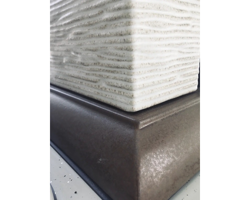 Detailaufnahme einer Tischleuchte mit braunem Sockel und Lampenschirm mit horizontaler Rillenstruktur