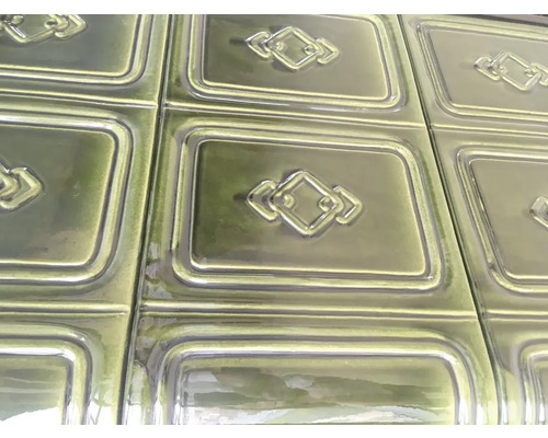 Grüne Keramikfliesen mit geprägtem Muster