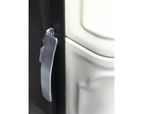 Detailaufnahme eines Metallhebels an einem Schubladenelement