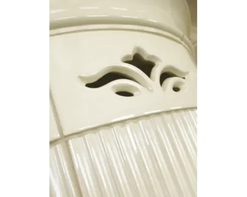 Detailansicht eines Kaminofens mit floralem Dekor