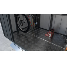 Innenansicht eines Gerätehauses mit Fahrrad, Gummistiefeln und Gartengeräten