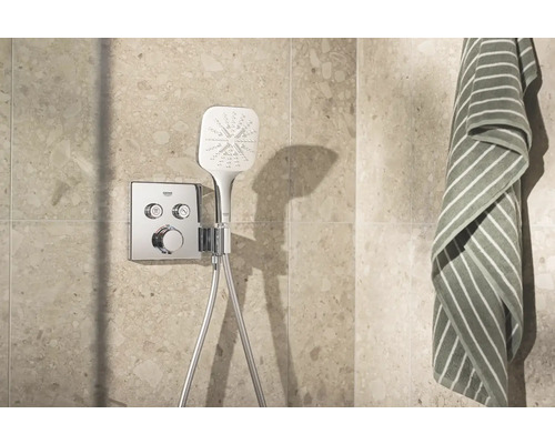 Aufnahme eines Badezimmers mit einer Grohe Duscharmatur und einem Handtuch