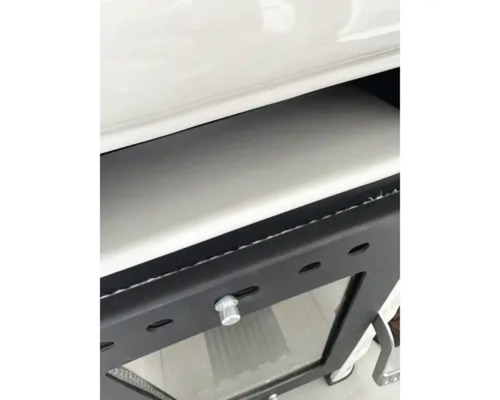 Detailansicht eines Kaminofens mit Glasfenster und Griff