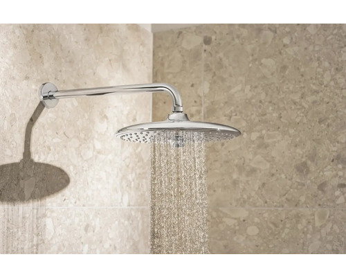Regendusche mit Wasserstrahl im Badezimmer