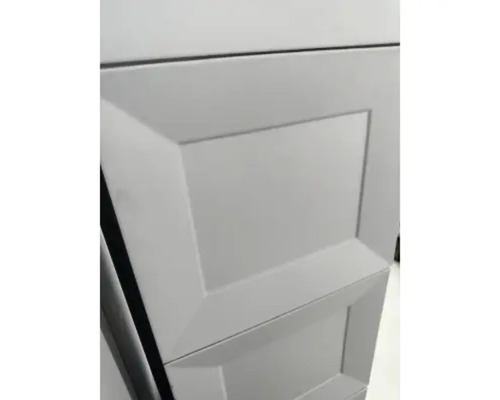 Detailansicht eines Küchenschranks mit Kassettenfront