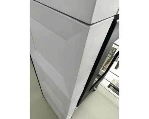 Detailansicht eines Badezimmerschranks mit weißen Fronten