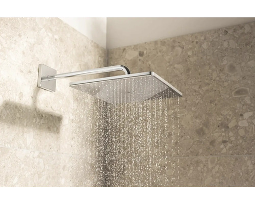 Quadratische Duschkopf-Installation mit fließendem Wasser